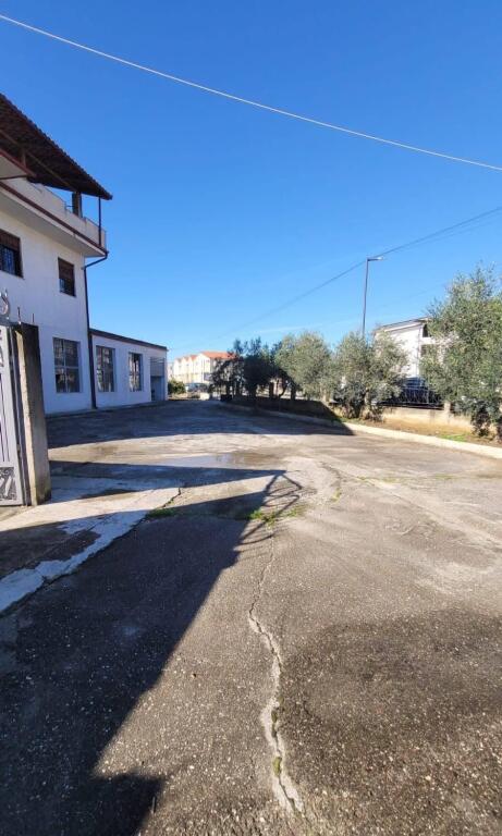 🏡 EXCLUSIVE PROPERTY ON THE “TAULANTIA” PROMENADE, Kavaje — INVESTMENT OPPORTUNITY A building with high development potential is for sale, located on the main road