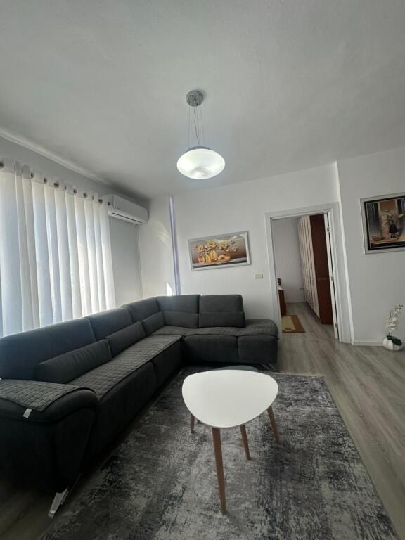 🏡 Appartamento 2+1 in Affitto   📍 Via Dritan Hoxha, a soli 200 metri dall'Università “Zoja e Këshillit të Mirë”