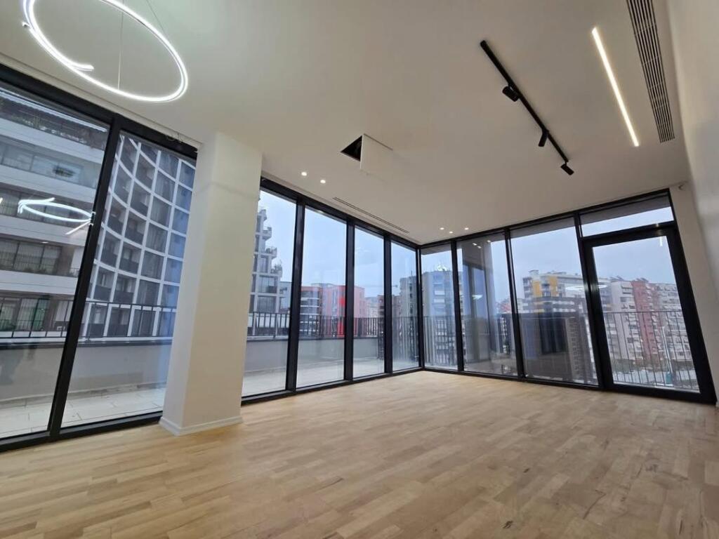 📍Accanto alla strada Kosovareve, LAKE VIEW vendiamo appartamento 2+1+2+veranda.