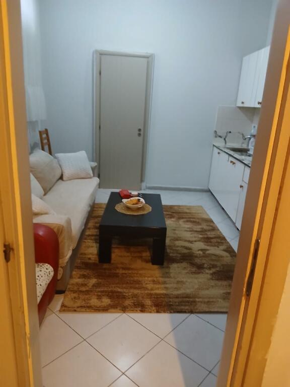 Jepet me qera Apartamenti 1+1, Selvia prane supermarket xhangolli ,420 mije leke uje,drita,internet te perfshira ne cmim 