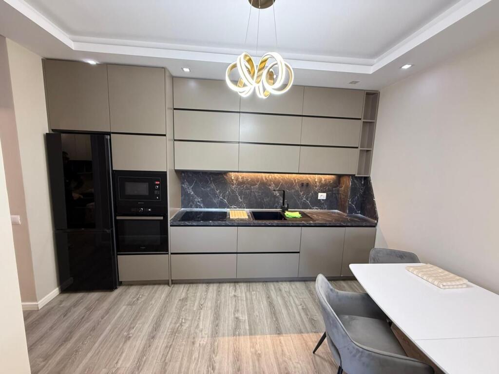 📢 Appartamento in Affitto 🏡 2+1+2 📍 Stazione Ferroviaria – Quatrum Residence 🏢 4° piano, residenza moderna con 2 ascensori 💶 Prezzo: 800 € / mese