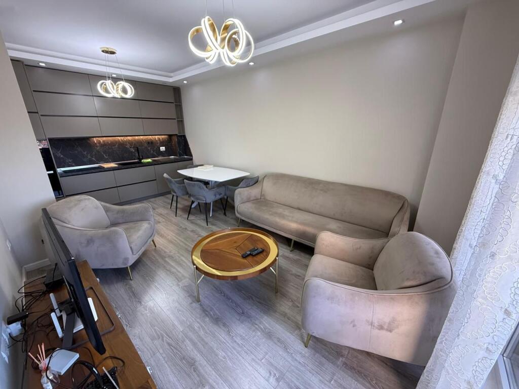 📢 Appartamento in Affitto 🏡 2+1+2 📍 Stazione Ferroviaria – Quatrum Residence 🏢 4° piano, residenza moderna con 2 ascensori 💶 Prezzo: 800 € / mese
