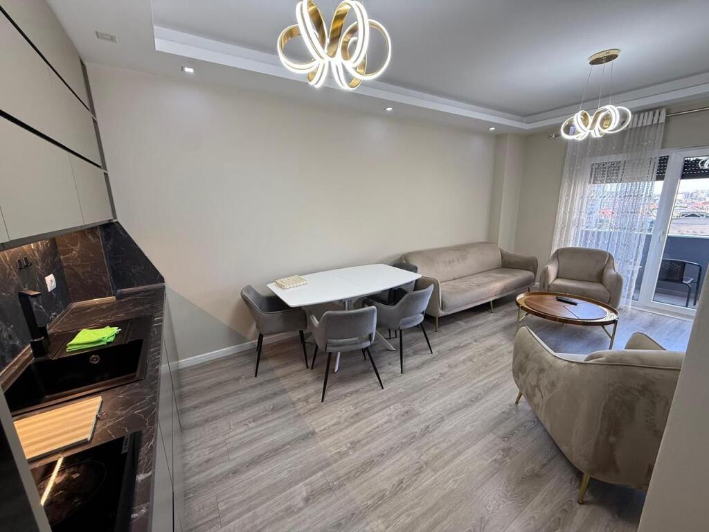 📢 Appartamento in Affitto 🏡 2+1+2 📍 Stazione Ferroviaria – Quatrum Residence 🏢 4° piano, residenza moderna con 2 ascensori 💶 Prezzo: 800 € / mese
