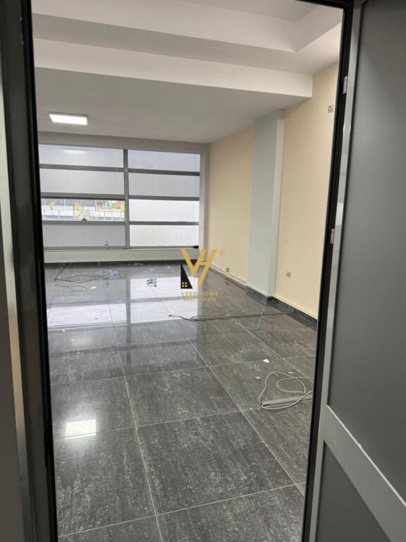 JEPET AMBIENT BIZNESI 75 M2 ME QERA NE ASTIR 60.000 LEKE