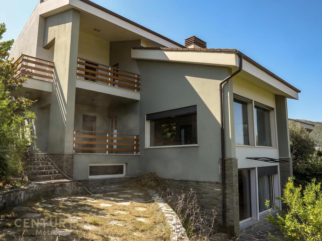 Vilë Luksoze për Shitje – Long Hill Residence