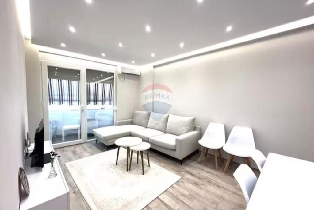 Shitet apartament 1+1 prane Rruges Qemal Stafa ne zonen e Pazarit te ri.