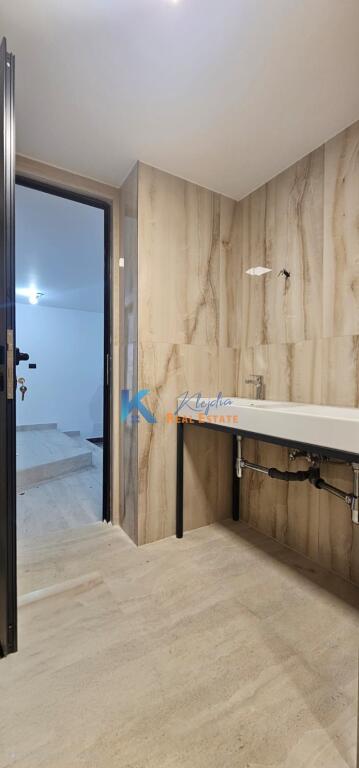 AMBIENTE COMMERCIALE IN AFFITTO – Bllok