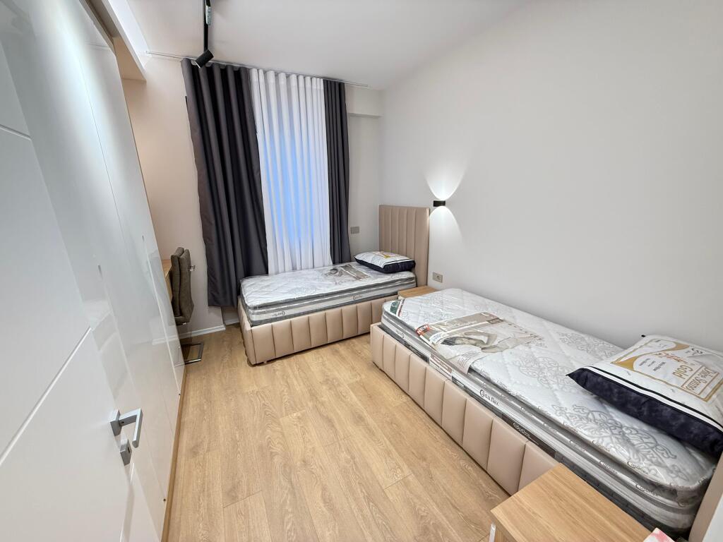 Qera Super Apartament 2+1+2 tualete  Kati 3,pallat I ri me ashensor Mobilimi I ri,pabanuar me pare  📍Liqeni i thate ,Kompleksi Fz  Cmimi 1000€