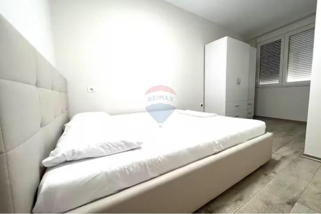 Shitet apartament 1+1 prane Rruges Qemal Stafa ne zonen e Pazarit te ri.