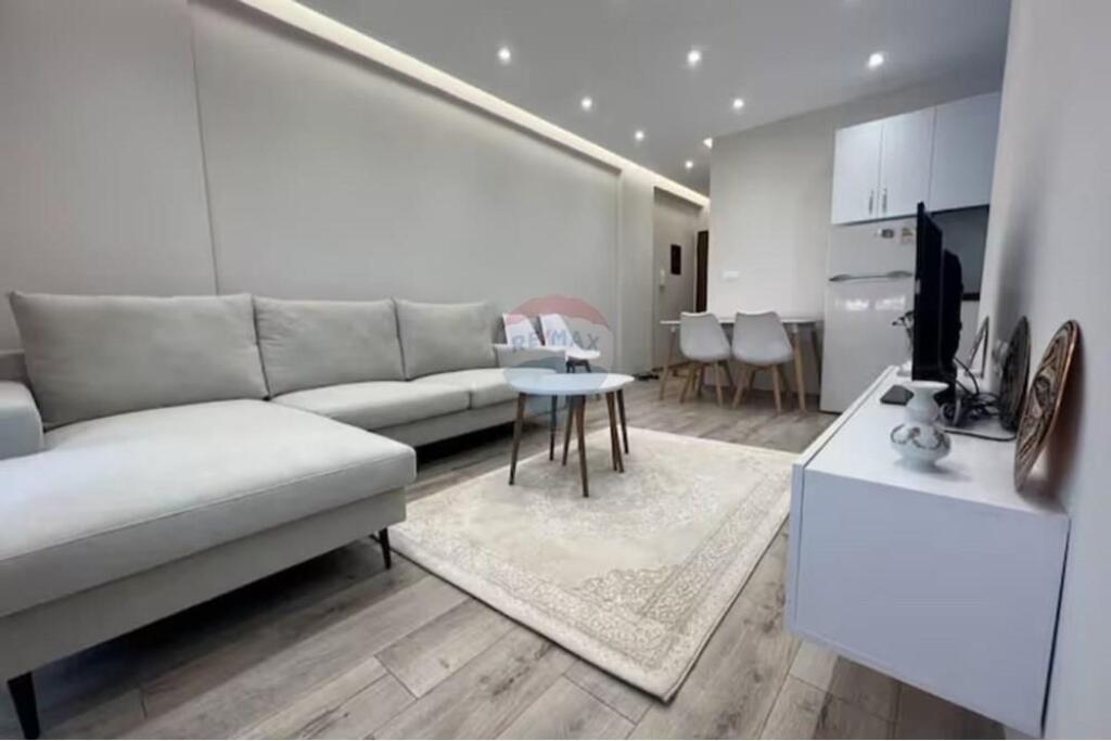 Shitet apartament 1+1 prane Rruges Qemal Stafa ne zonen e Pazarit te ri.