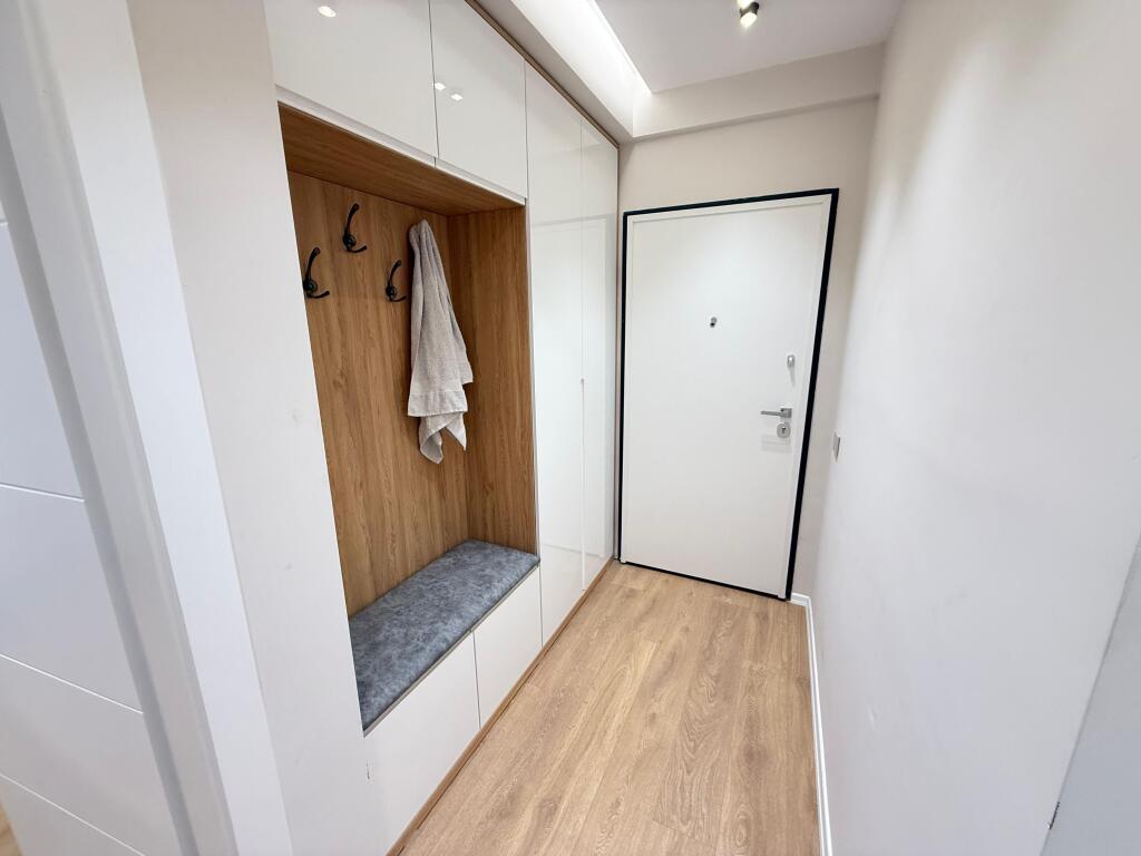 Qera Super Apartament 2+1+2 tualete  Kati 3,pallat I ri me ashensor Mobilimi I ri,pabanuar me pare  📍Liqeni i thate ,Kompleksi Fz  Cmimi 1000€