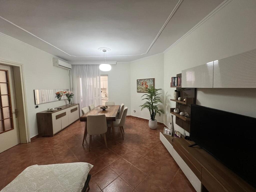 Appartamento 2+1 in vendita a Komuna e Parisit