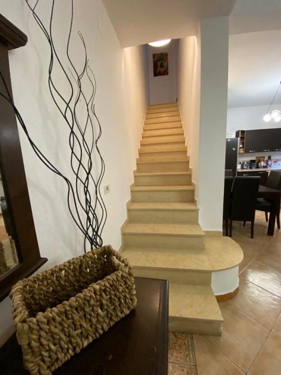 🏡Jepet me qera Apartament Dublex 4+1+2  📍Adresa : 21 Dhjetori Afer Mondjalit