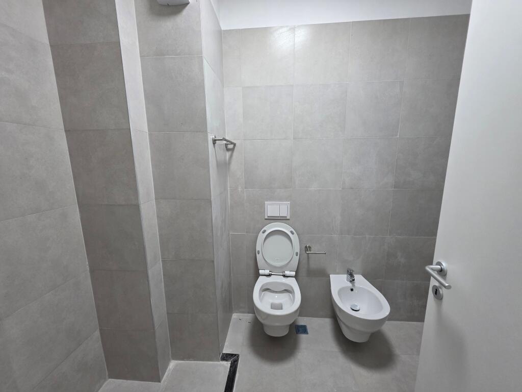 Jepet me qera apartament 2+1+2+post parkim+verande, Liqeni i Thate