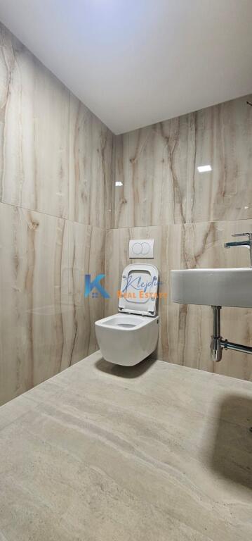 AMBIENTE COMMERCIALE IN AFFITTO – Bllok