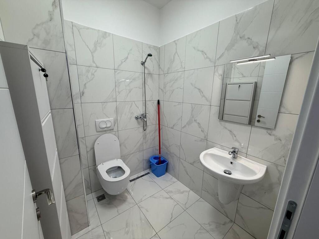 📢 Appartamento in Affitto 🏡 2+1+2 📍 Stazione Ferroviaria – Quatrum Residence 🏢 4° piano, residenza moderna con 2 ascensori 💶 Prezzo: 800 € / mese