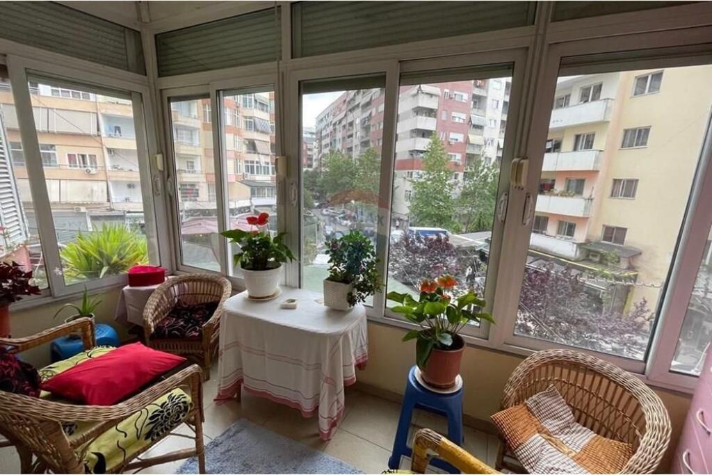 Shitet apartament 2+1, Astir