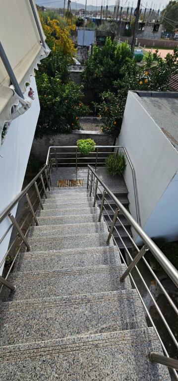 🏡 VENDESI PRIVATA SU DUE PIANI IN VENDITA – CENTRO SHIJAK✔