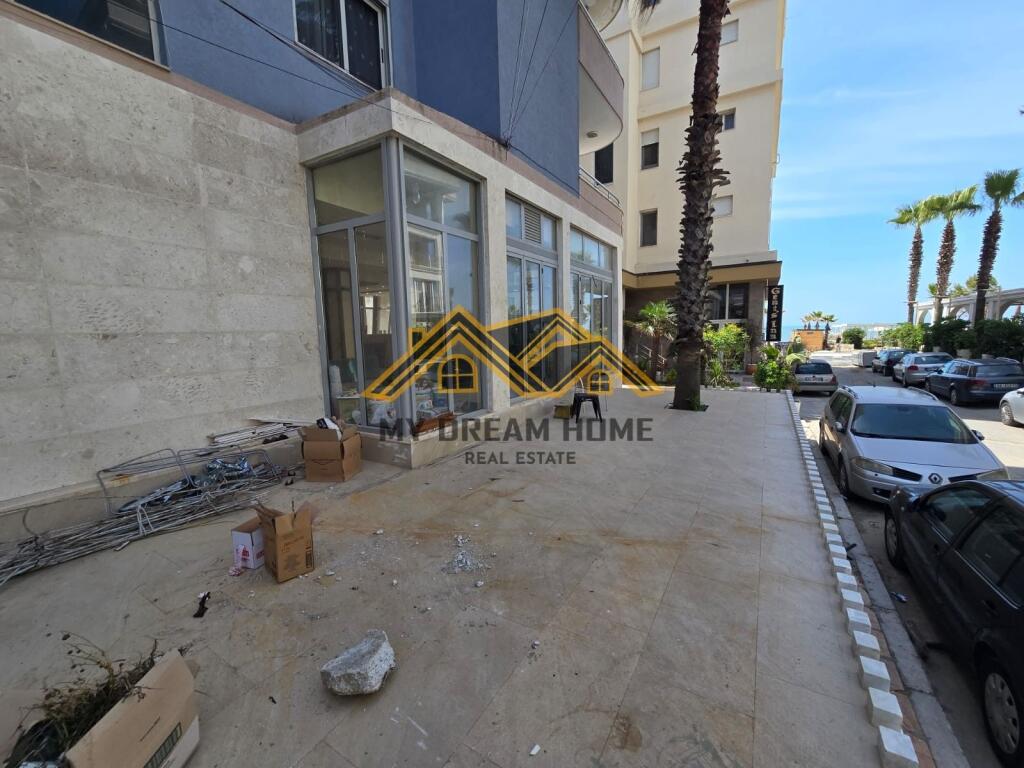 UNITÀ COMMERCIALE IN VENDITA, SULLA SPIAGGIA, VICINO ALL'HOTEL PALACE!