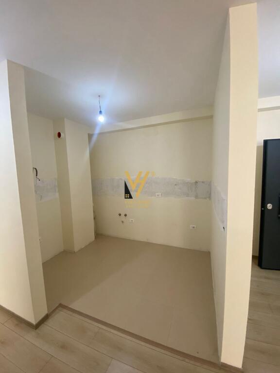JEPET ZYRE 105 M2 ME QERA TE RRUGA E DIBRES 600 EURO