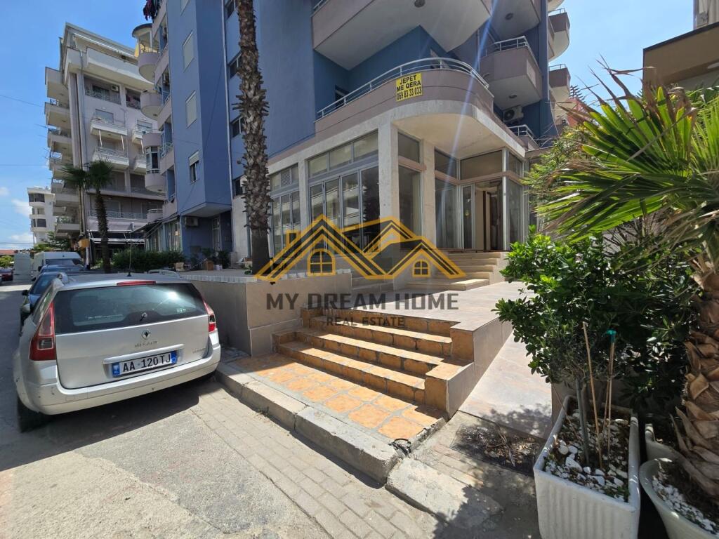 UNITÀ COMMERCIALE IN VENDITA, SULLA SPIAGGIA, VICINO ALL'HOTEL PALACE!