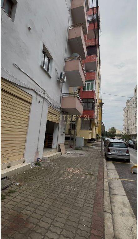 Locale Commerciale In Vendita sulla Spiaggia Ferrovia, a 20 m dal mare Durrës