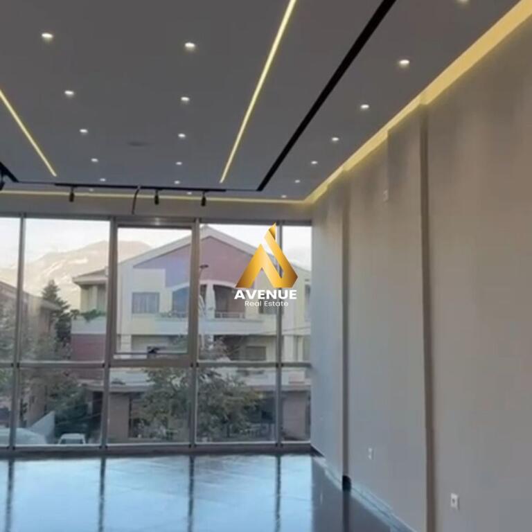 Jepet me Qira Ambient Biznesi – Bulevardi Blu, pranë qendrës së Kamzës.    