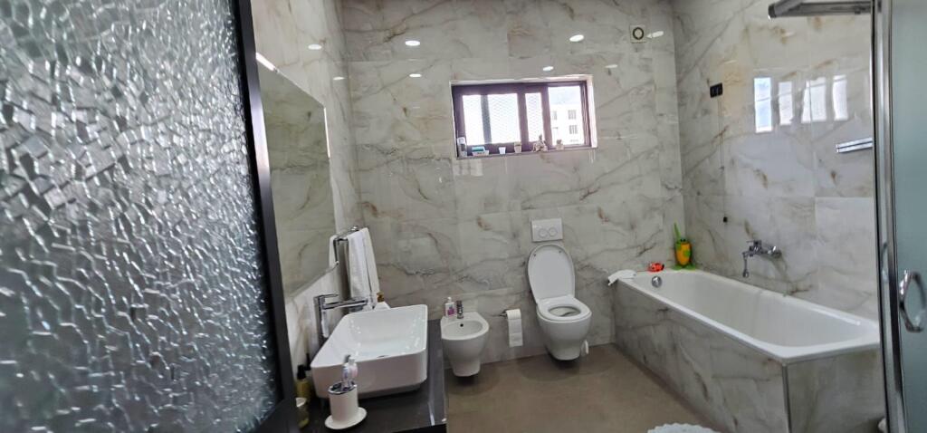 🏡 VENDESI PRIVATA SU DUE PIANI IN VENDITA – CENTRO SHIJAK✔
