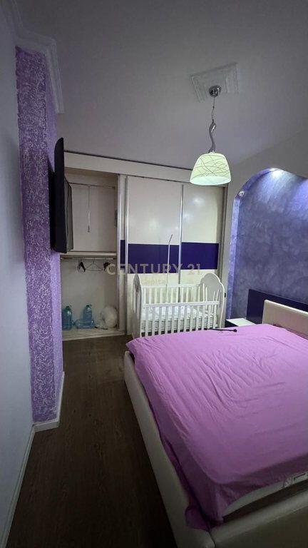 Jepet me Qera Apartament 2+1+2+Garazh i Mbyllur tek Fresku, Tiranë