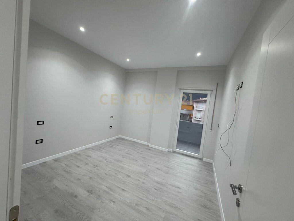Affittasi appartamento 1+1 con veranda – Kodra e Priftit 350 € /mese