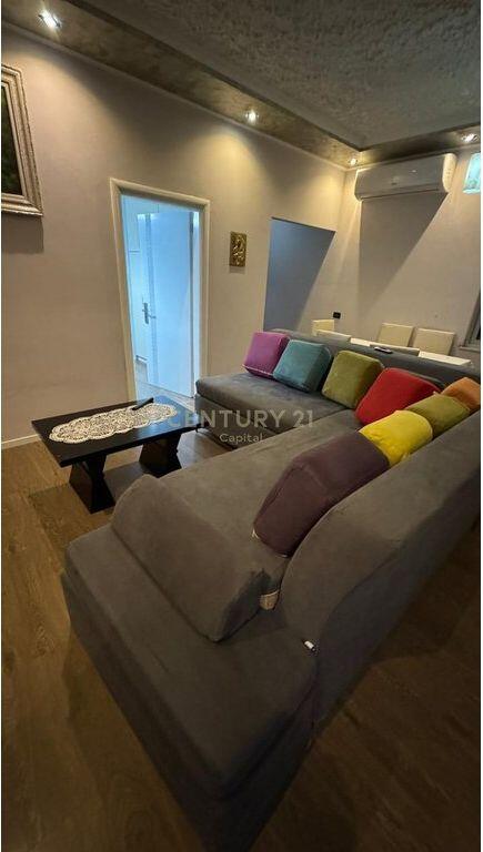 Jepet me Qera Apartament 2+1+2+Garazh i Mbyllur tek Fresku, Tiranë