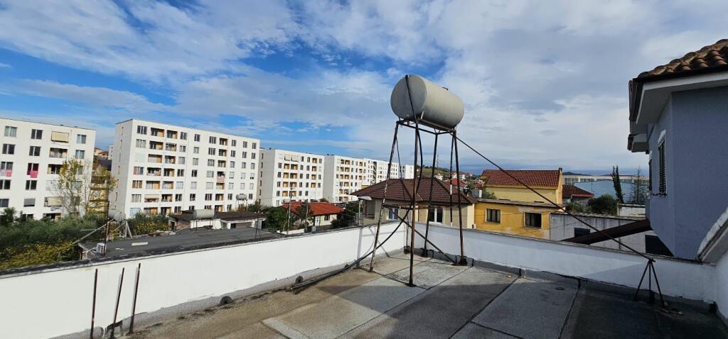 🏡 VENDESI PRIVATA SU DUE PIANI IN VENDITA – CENTRO SHIJAK✔