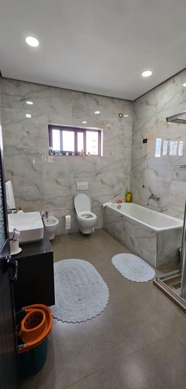 🏡 VENDESI PRIVATA SU DUE PIANI IN VENDITA – CENTRO SHIJAK✔