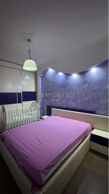 Jepet me Qera Apartament 2+1+2+Garazh i Mbyllur tek Fresku, Tiranë