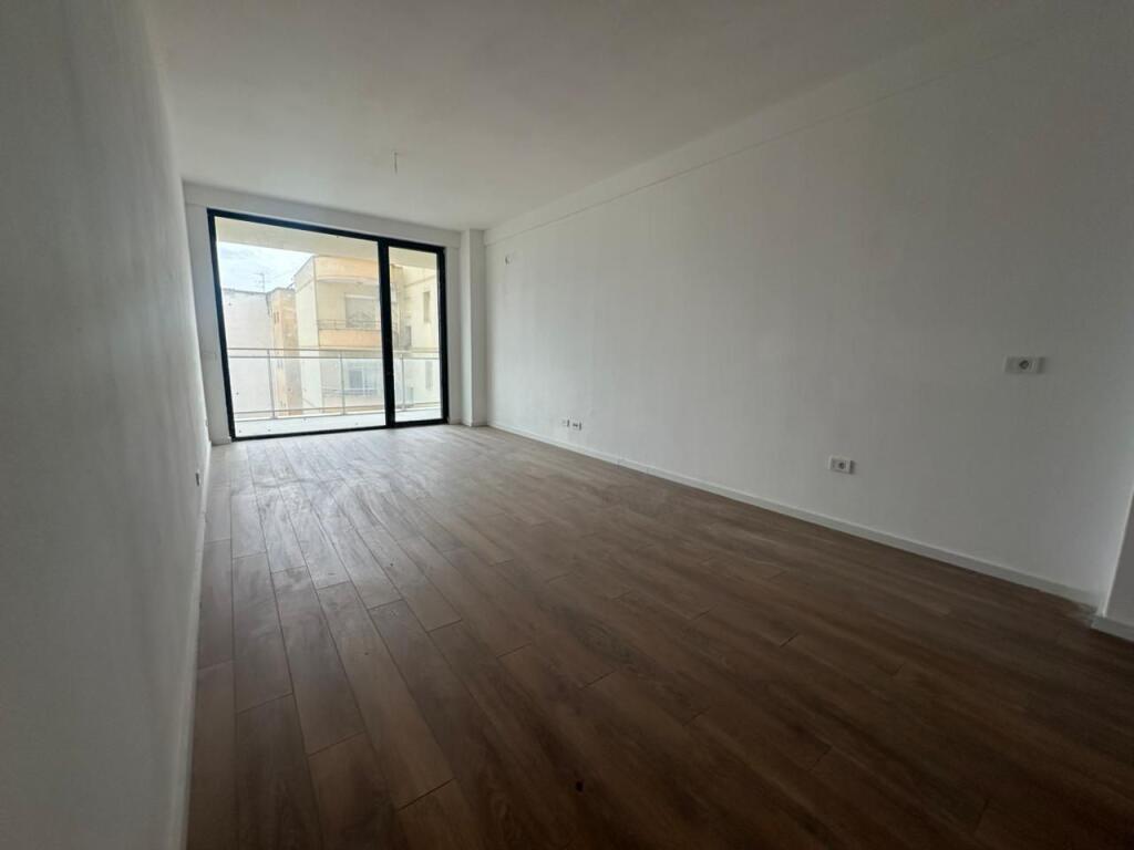🏢 Ambient me Qira – Ideal për Zyra ose Klinika 📍 📍 Rezidenca Mine Peza, Tiranë