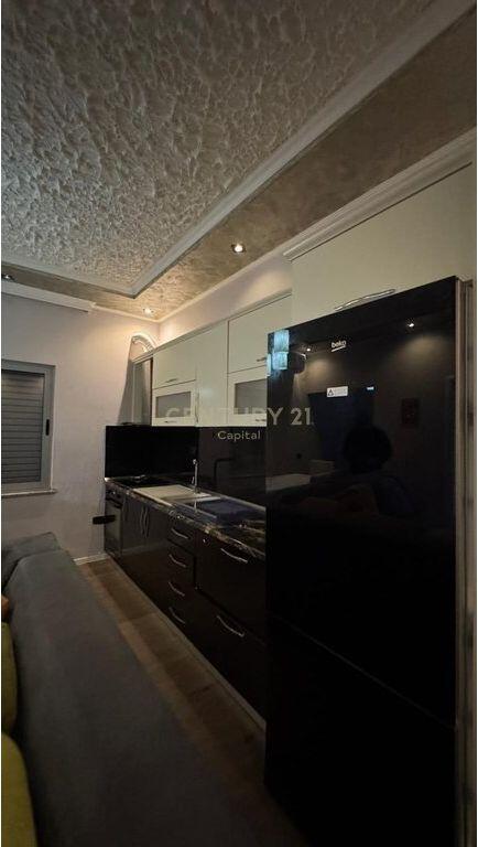 Jepet me Qera Apartament 2+1+2+Garazh i Mbyllur tek Fresku, Tiranë