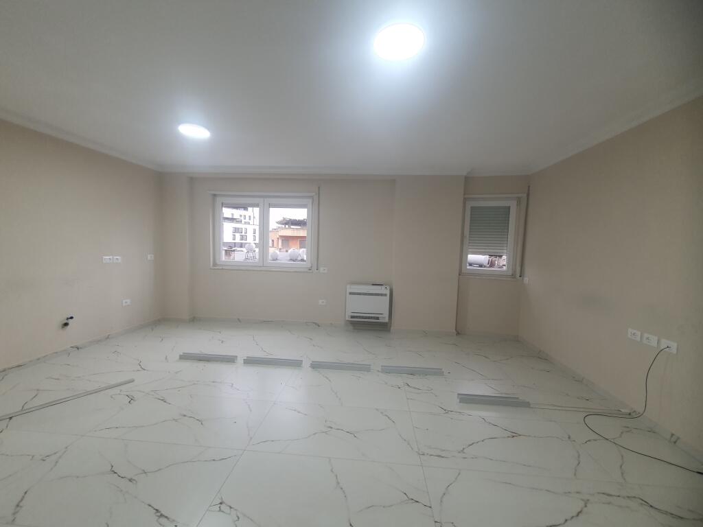 Ambient zyrash me qira tek Donika Center