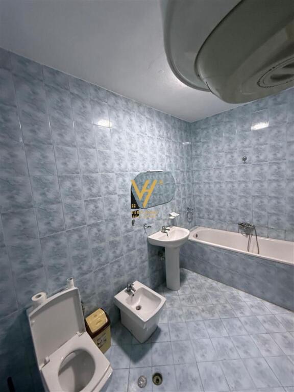 JEPET ZYRE 165 M2 ME QERA TE KOMUNA E PARISIT 1.200 EURO