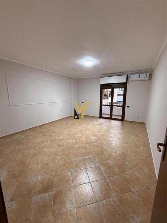JEPET ZYRE 165 M2 ME QERA TE KOMUNA E PARISIT 1.200 EURO
