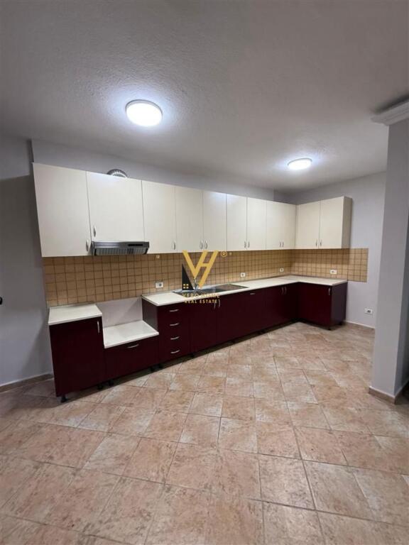 JEPET ZYRE 165 M2 ME QERA TE KOMUNA E PARISIT 1.200 EURO