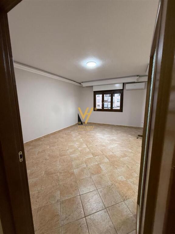 JEPET ZYRE 165 M2 ME QERA TE KOMUNA E PARISIT 1.200 EURO