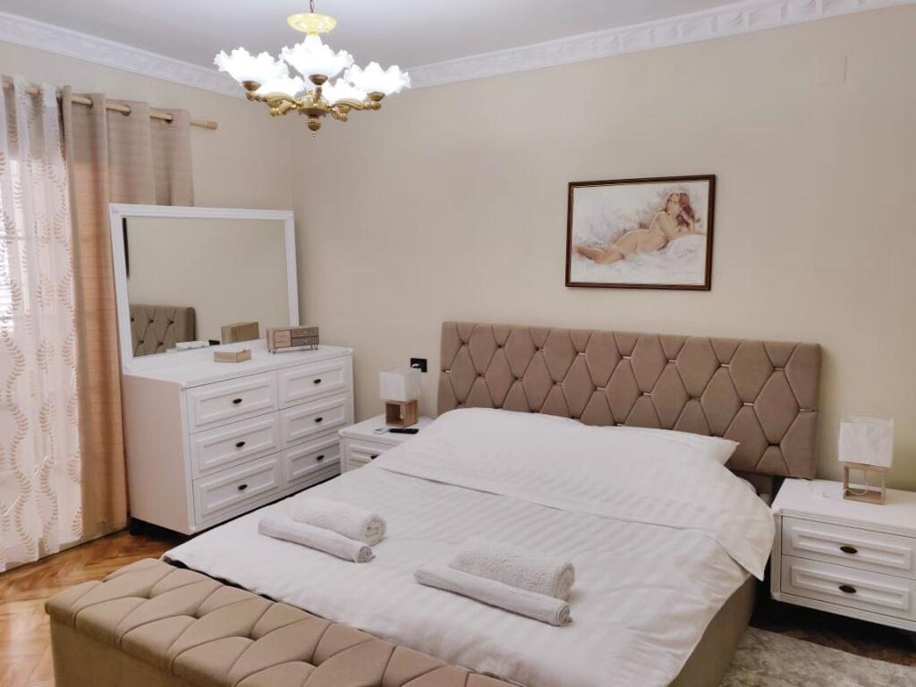 Qera,apartament 2+1+post parkimi Rruga Fortuzit