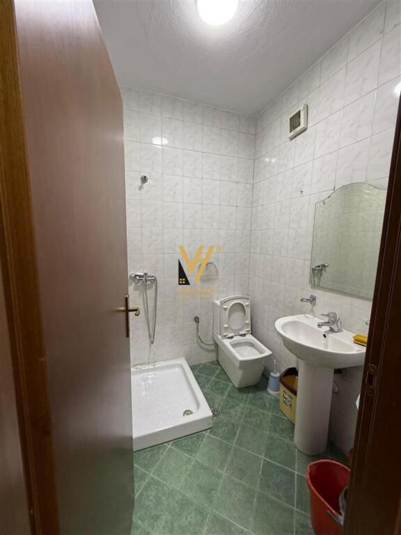 JEPET ZYRE 165 M2 ME QERA TE KOMUNA E PARISIT 1.200 EURO