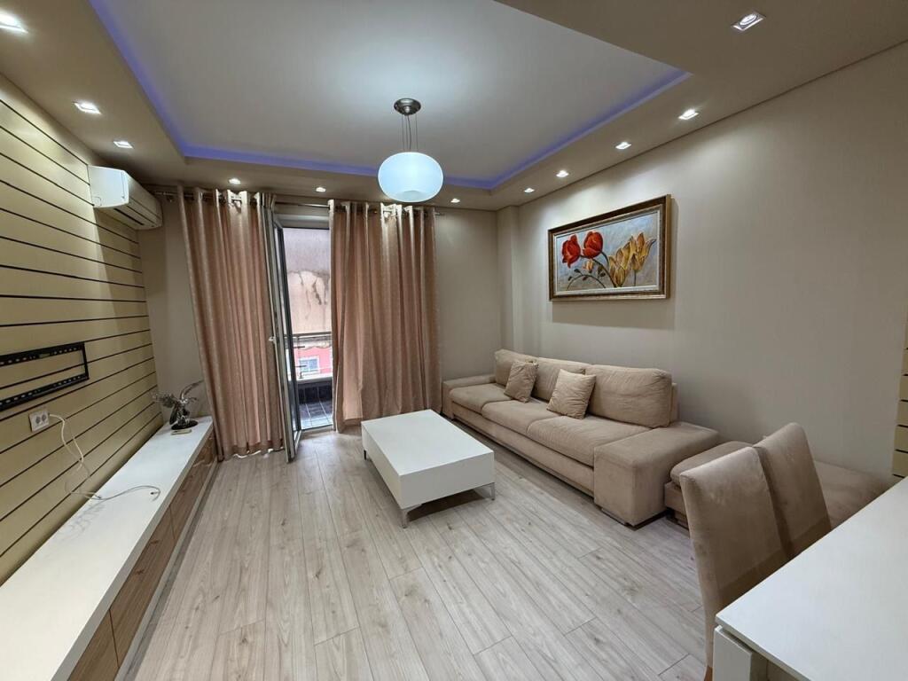 Apartament 2+1 me qira tek xhamlliku