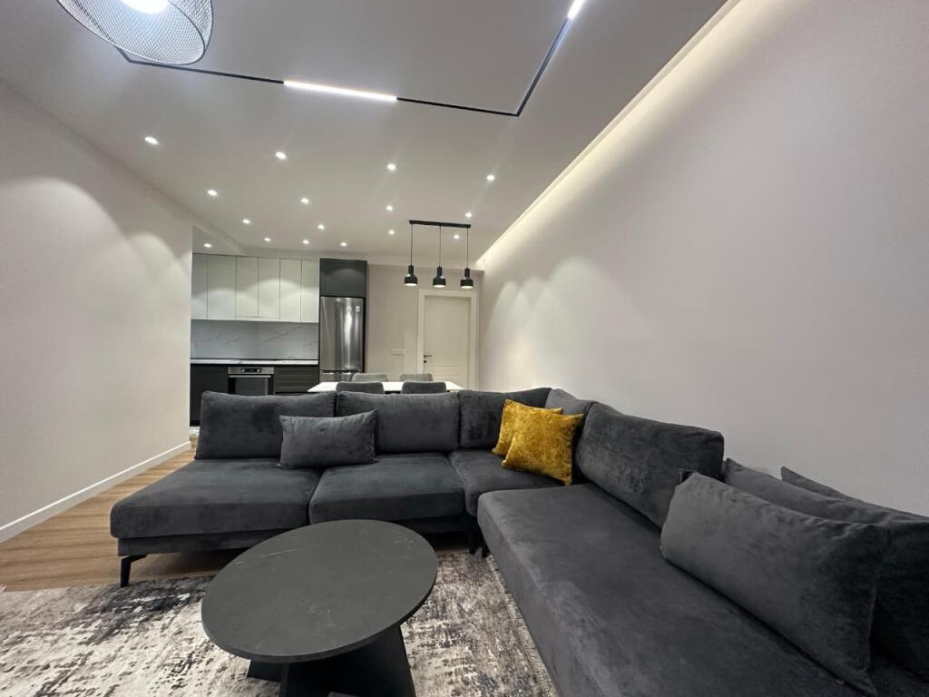 2+1+2+Post parkimi 📍Shkolla e baletit 📌1050€ Neto
