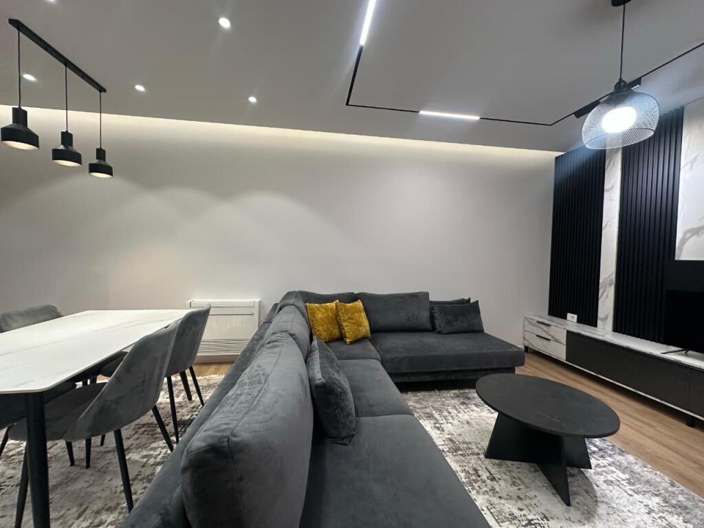 2+1+2+Post parkimi 📍Shkolla e baletit 📌1050€ Neto