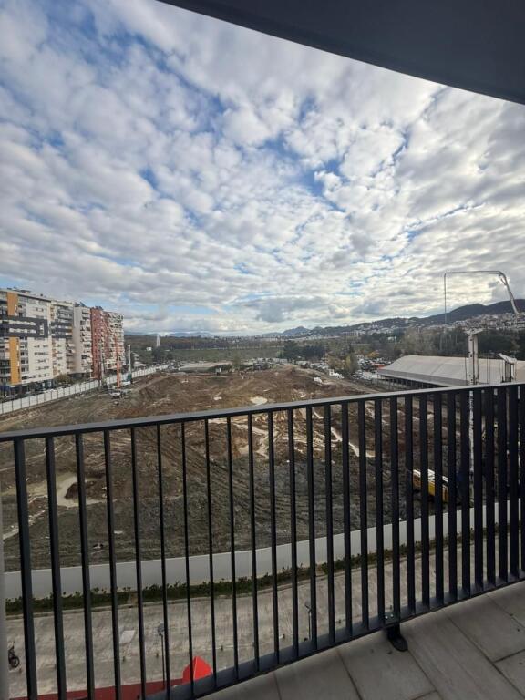 Accanto alla strada Kosovareve, LAKE VIEW vendiamo appartamento 2+1+2+veranda.