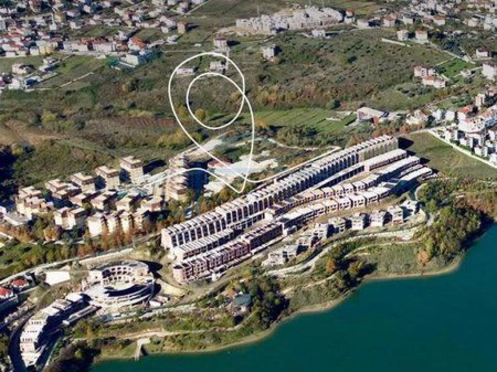 Shitet, Vile, ''Swan Lake'' Residence, Liqeni i Farkes