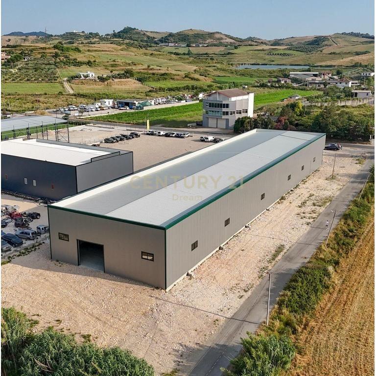 Warehouse for Rent – Shijak, Beside the Main Road