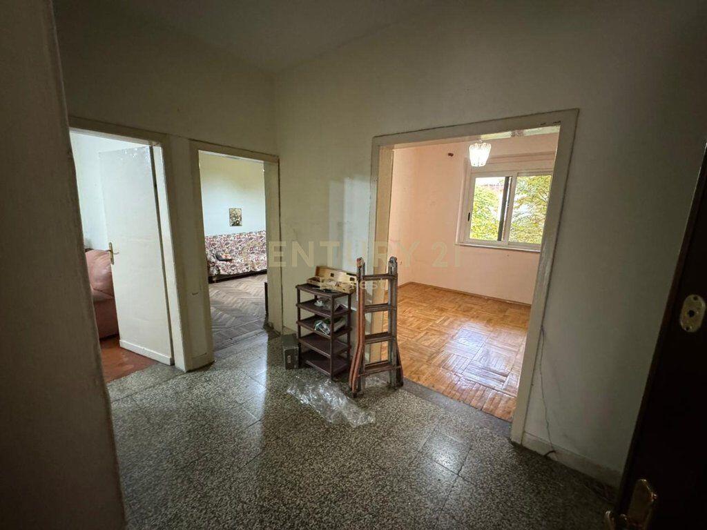 Vendiamo Appartamento 2+1 – Via Barrikadave, Tirana!! 185.000 € Superficie Totale  77m2